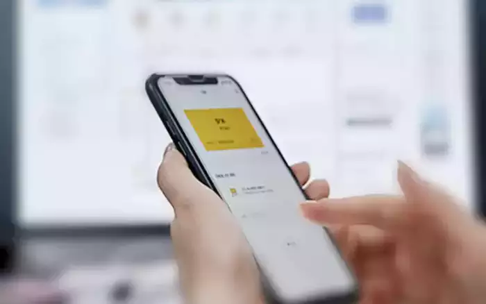 손으로 들고 있는 iPhone 화면에 보여지는 카카오 인증서